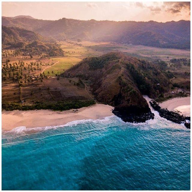A quiet beach on the South Lombok coast