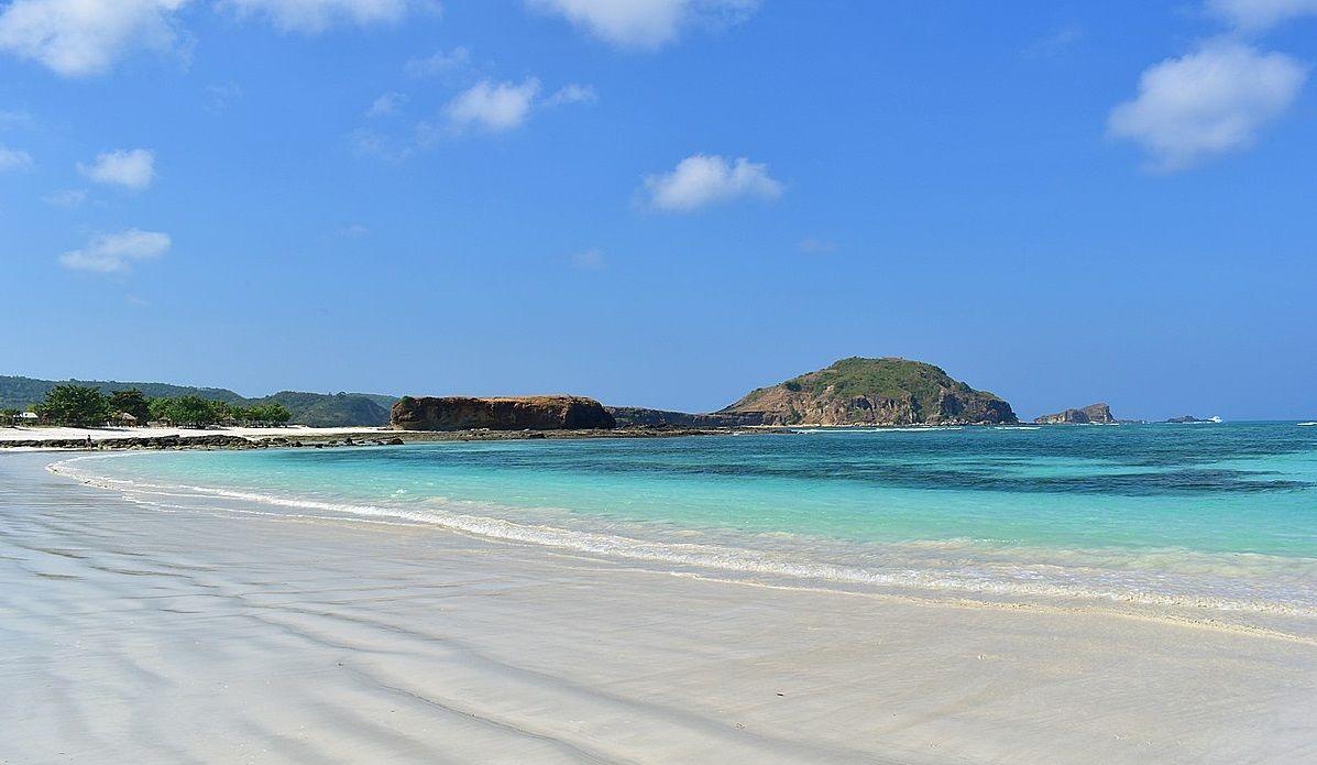 White-sand beach and turquoise water in Lombok