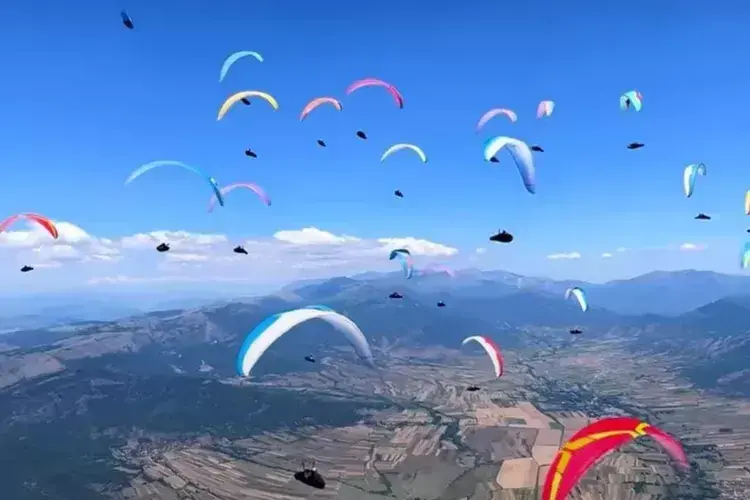 Sky Lancing Lombok Paragliding